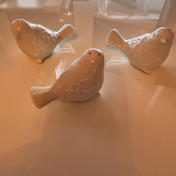 Pier 1 White Scroll Design Birds Salt and Pepper Shakers Set Ceramic - Picture 2 of 3